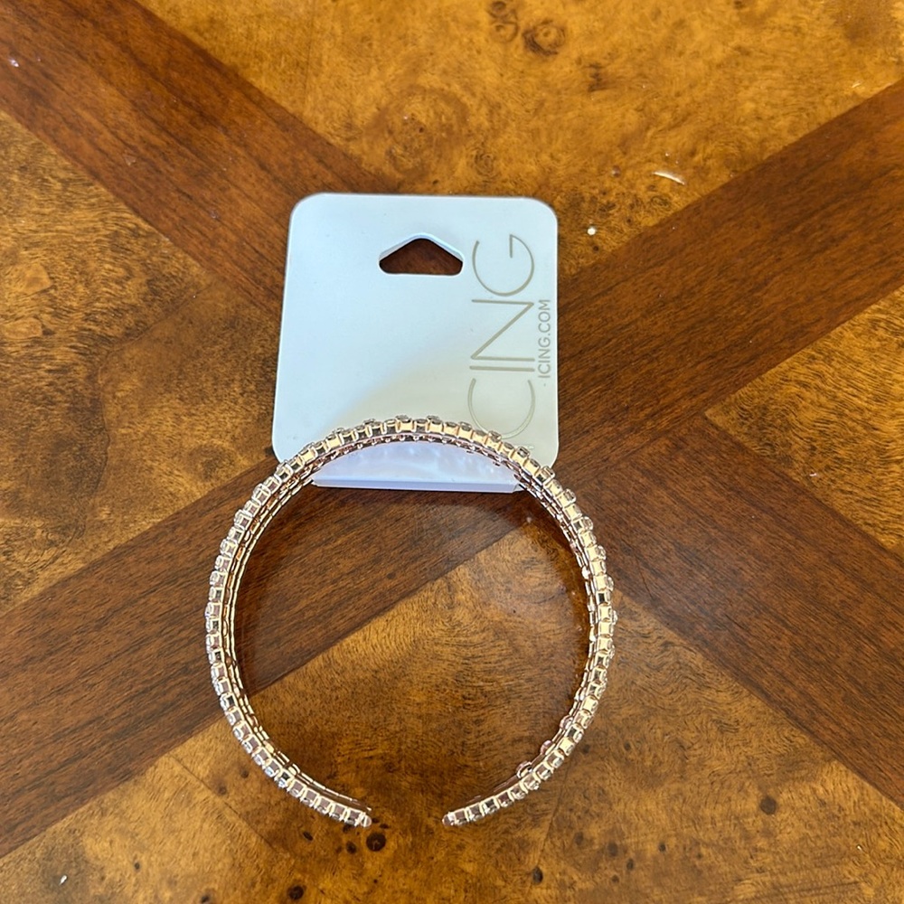 A cute bracelet in the brand icing